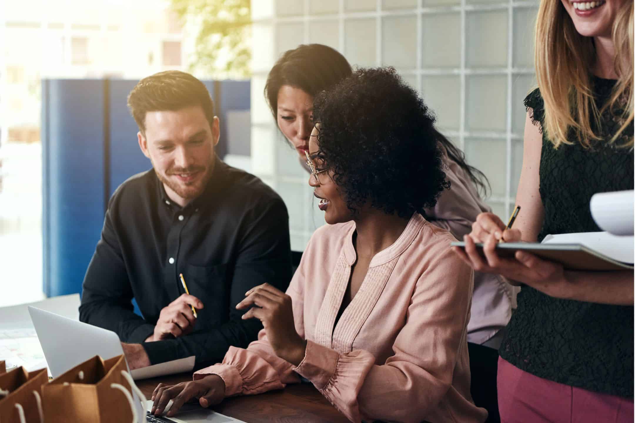 groupe de personnes au travail avec un ordinateur portable