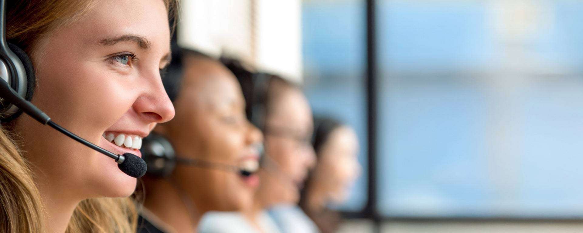 Eine Gruppe von Support-Desk-Mitarbeitern mit Headsets