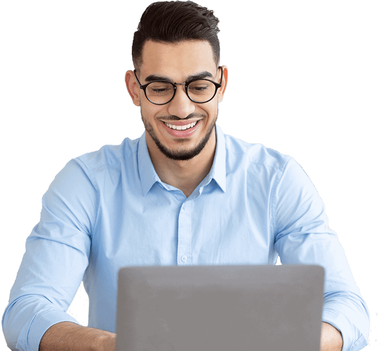 En smilende mann som ser på den bærbare datamaskinen sin