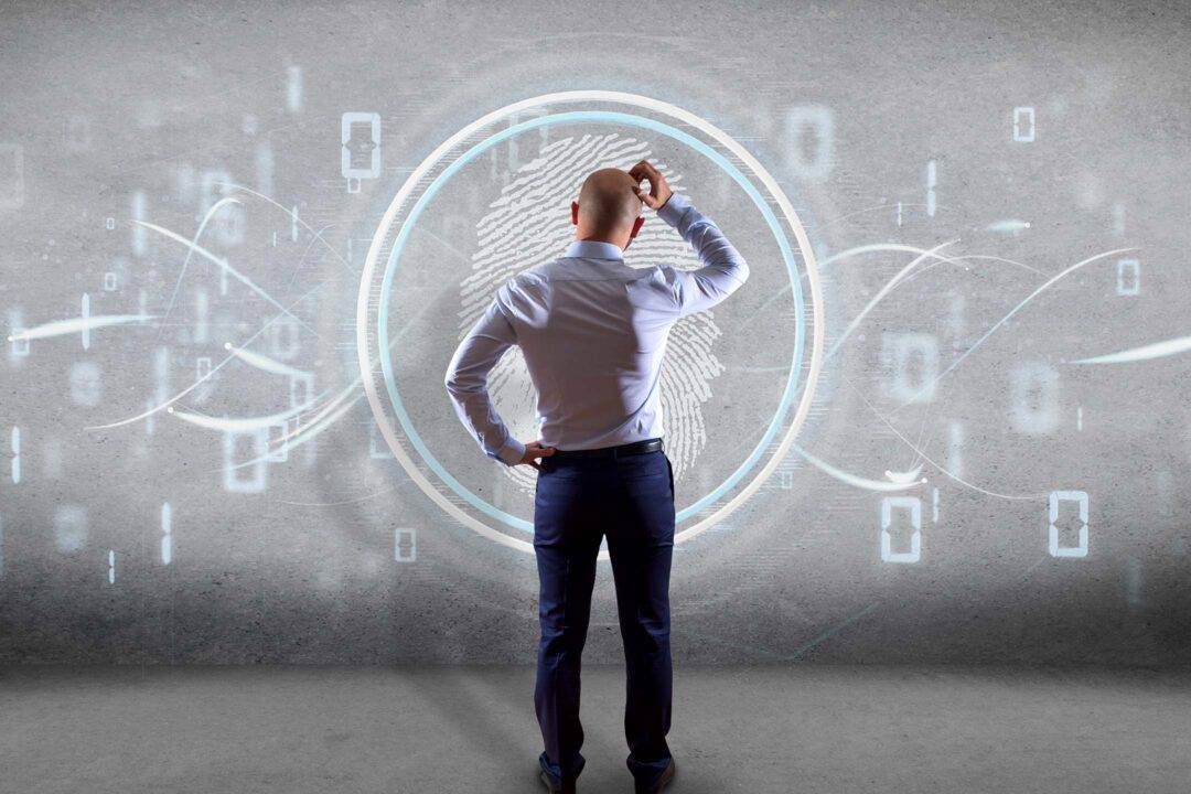 Vue d'un homme d'affaires devant un système d'identification numérique par empreintes digitales et code binaire (rendu 3D)