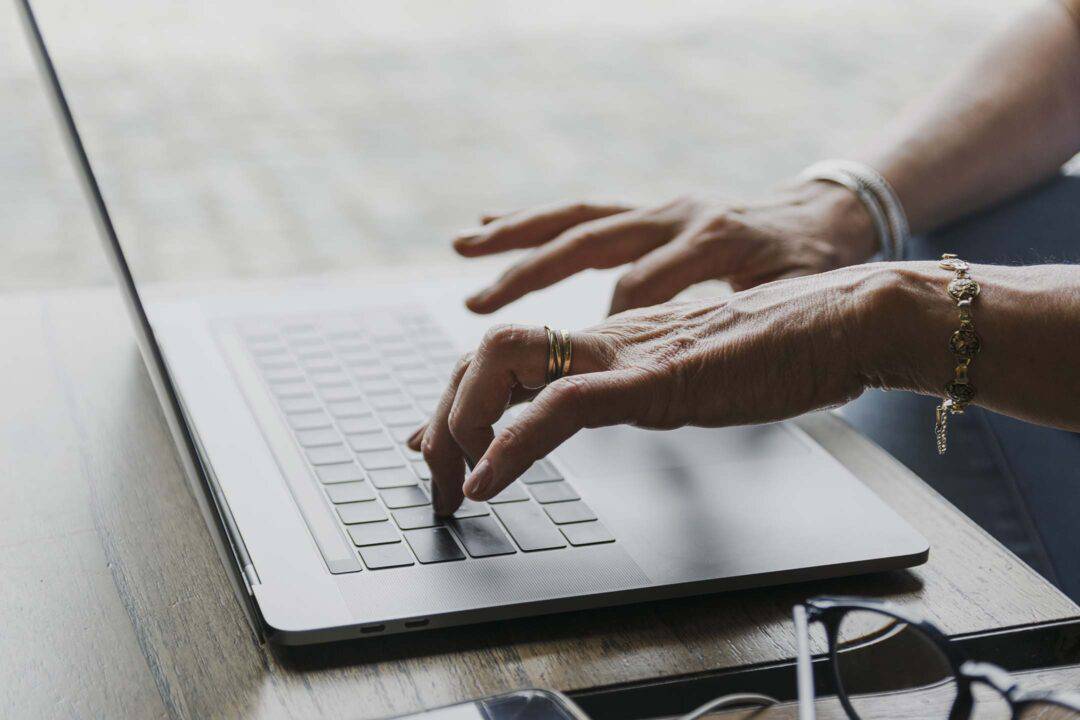 Une femme tapant sur un ordinateur portable