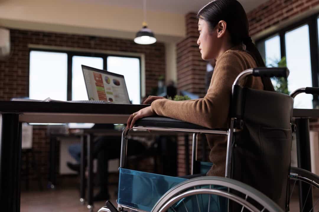 Une femme d'affaires indépendante travaillant depuis son fauteuil roulant